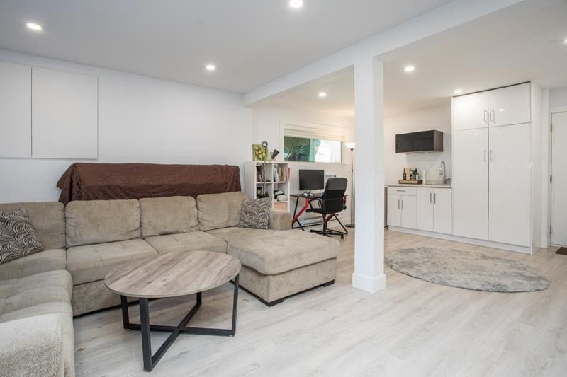 344 W 23rd Street North Vancouver, BC - 24