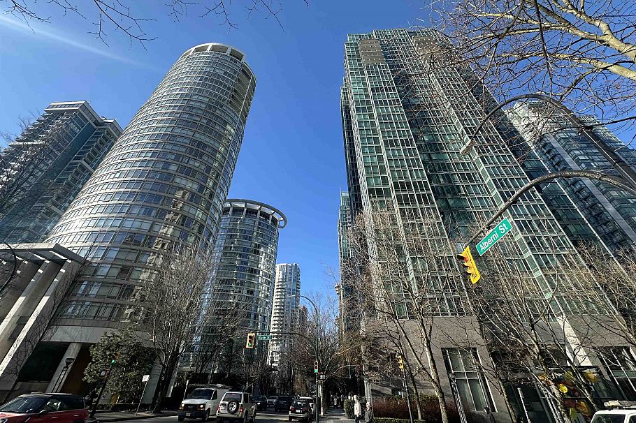 1106 1200 Alberni Street Vancouver, BC - 1