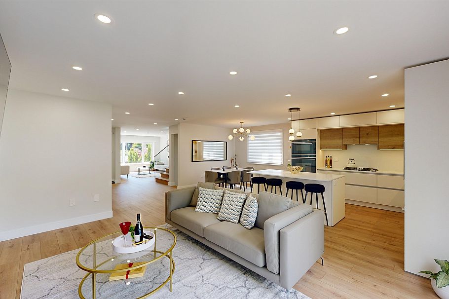 916 Montroyal Boulevard North Vancouver, BC - 2