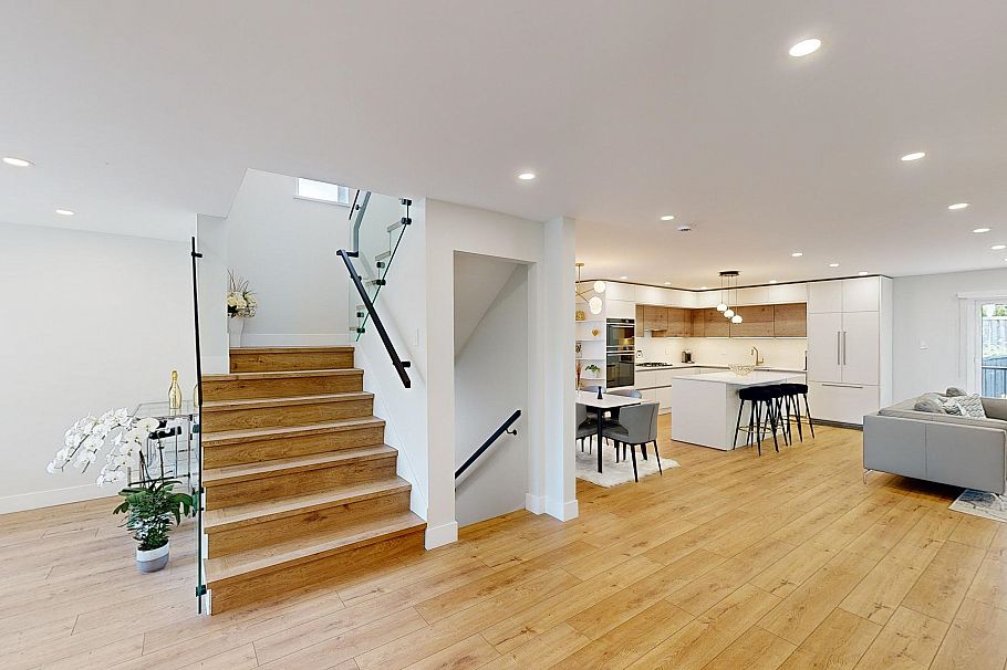 916 Montroyal Boulevard North Vancouver, BC - 8