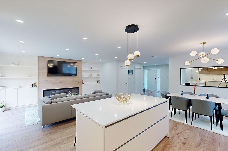 916 Montroyal Boulevard North Vancouver, BC - 3