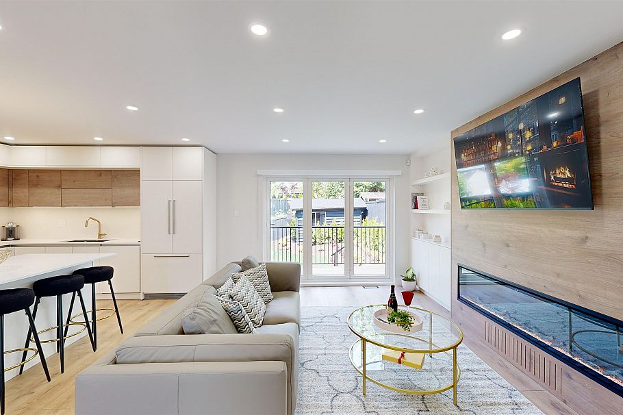 916 Montroyal Boulevard North Vancouver, BC - 1