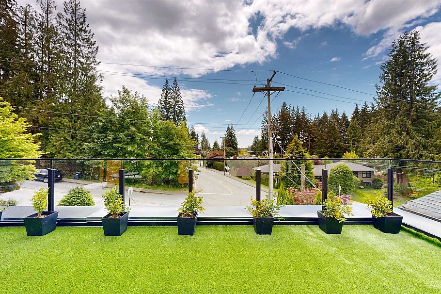 916 Montroyal Boulevard North Vancouver, BC - 30