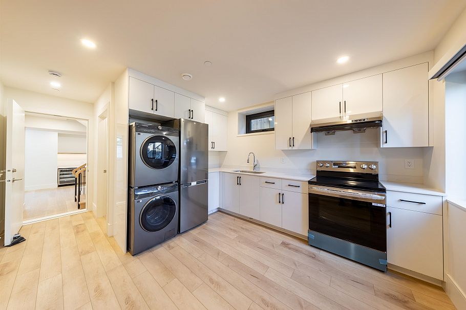 4039 W 11th Avenue Vancouver, BC - 36