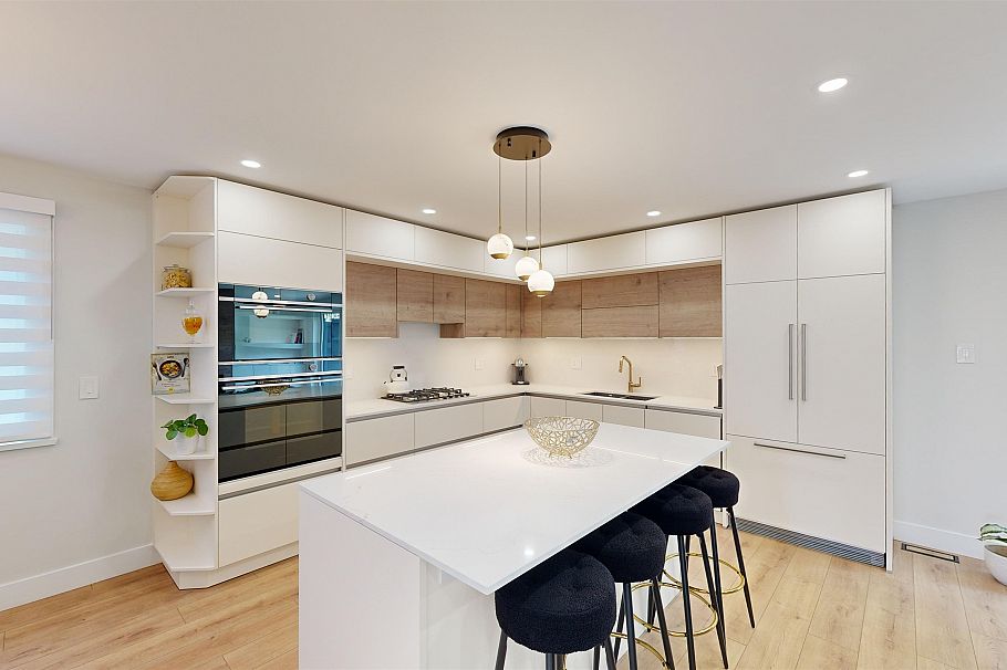 916 Montroyal Boulevard North Vancouver, BC - 4