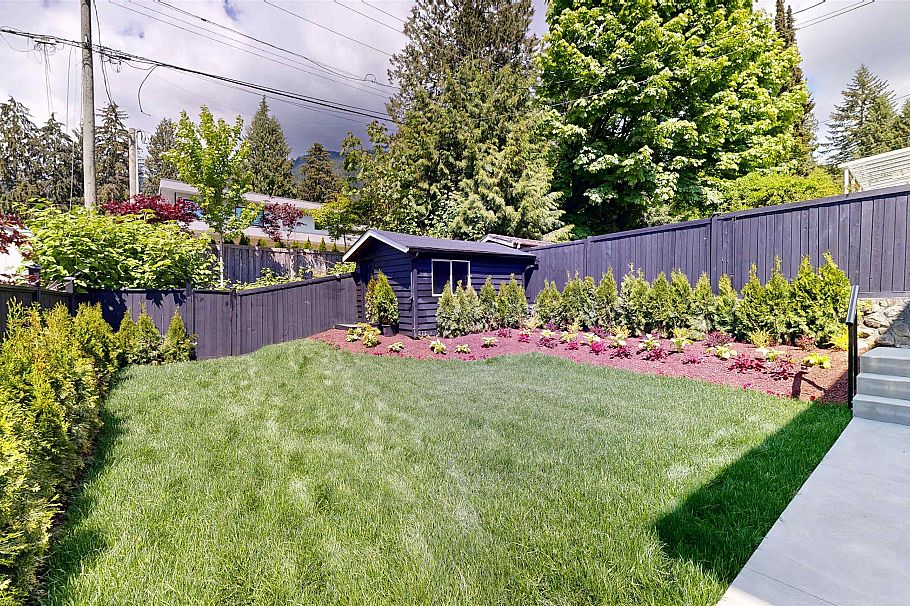 916 Montroyal Boulevard North Vancouver, BC - 32