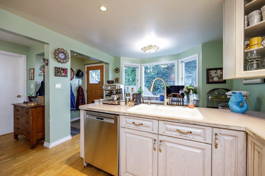 145 E Kings Road North Vancouver, BC - 13