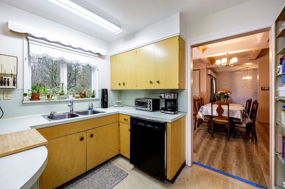 151 E Kings Road North Vancouver, BC - 11