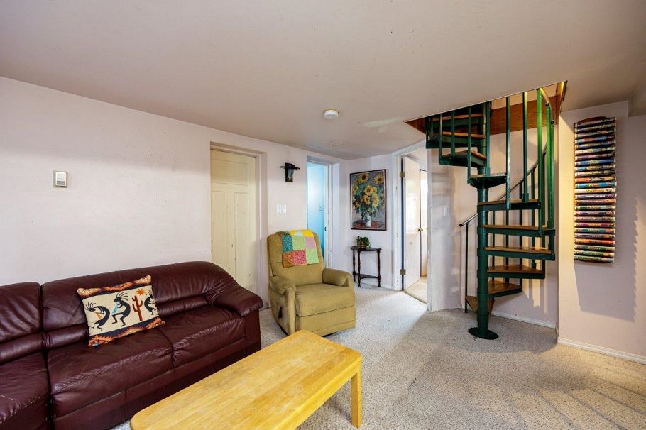 145 E Kings Road North Vancouver, BC - 24