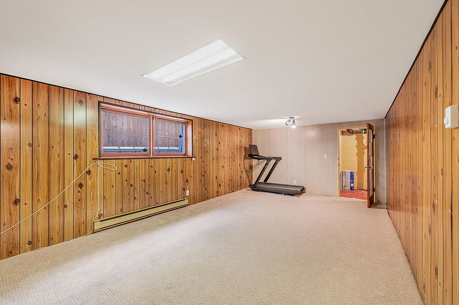 1335 W 22nd Street North Vancouver, BC - 25