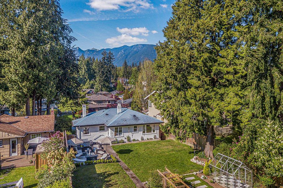 1335 W 22nd Street North Vancouver, BC - 3