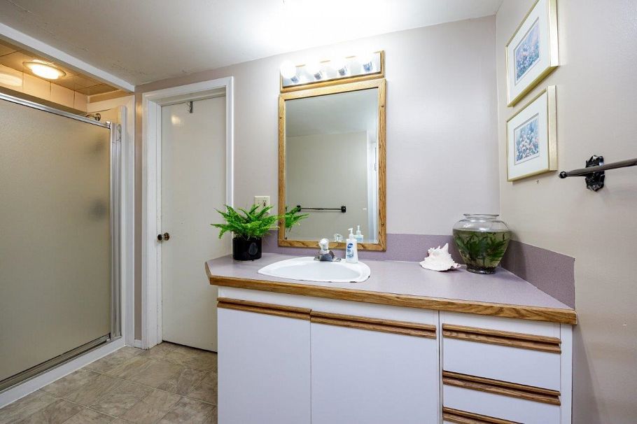 145 E Kings Road North Vancouver, BC - 28