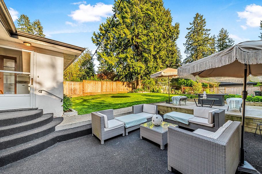 1335 W 22nd Street North Vancouver, BC - 1