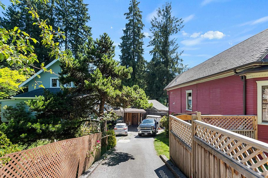 151 E Kings Road North Vancouver, BC - 23