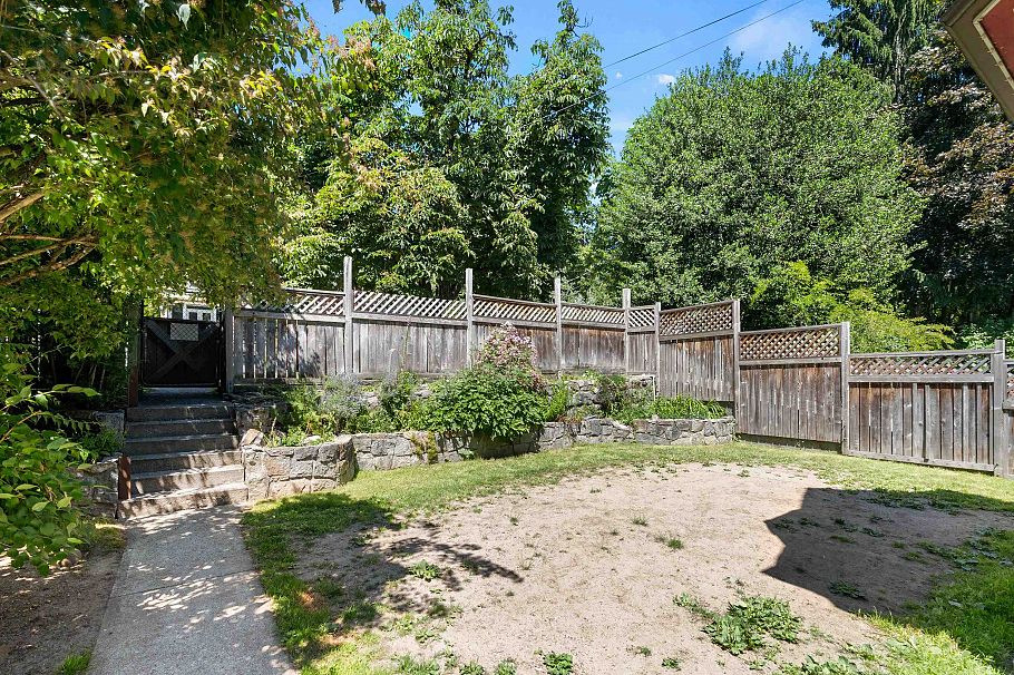 145 E Kings Road North Vancouver, BC - 29