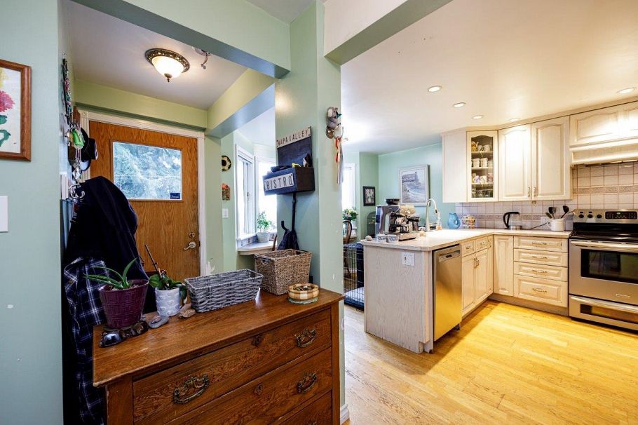 145 E Kings Road North Vancouver, BC - 17