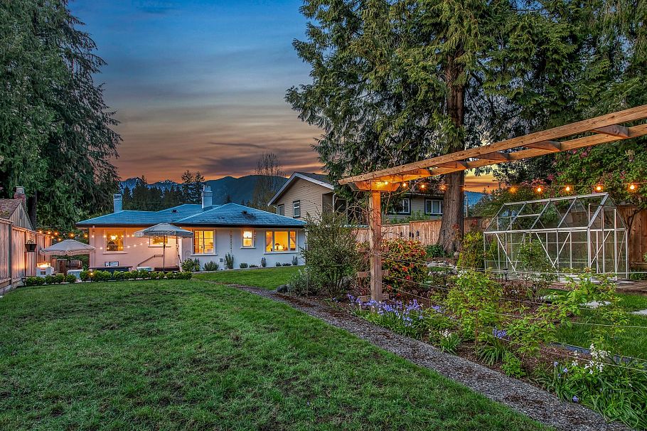 1335 W 22nd Street North Vancouver, BC - 30