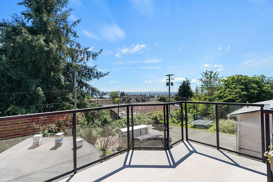 145 E Kings Road North Vancouver, BC - 31