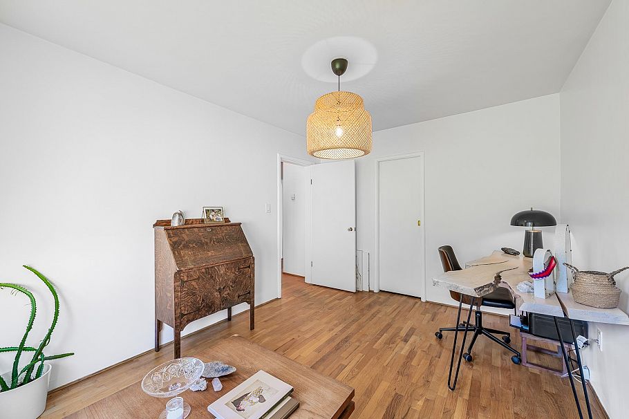 1335 W 22nd Street North Vancouver, BC - 24