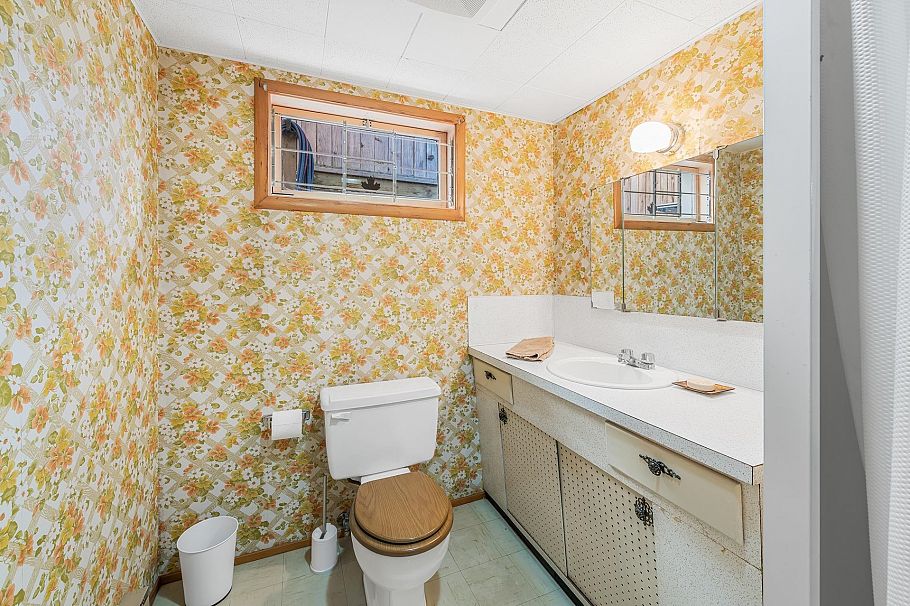 1335 W 22nd Street North Vancouver, BC - 26