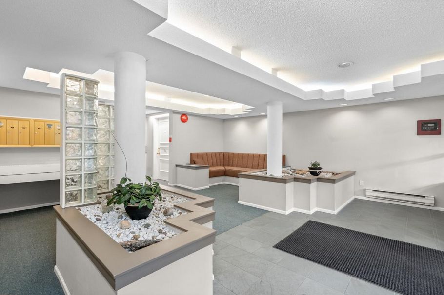 303 106 W Kings Road North Vancouver, BC - 2