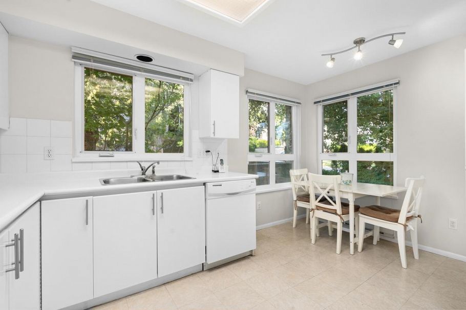 303 106 W Kings Road North Vancouver, BC - 9