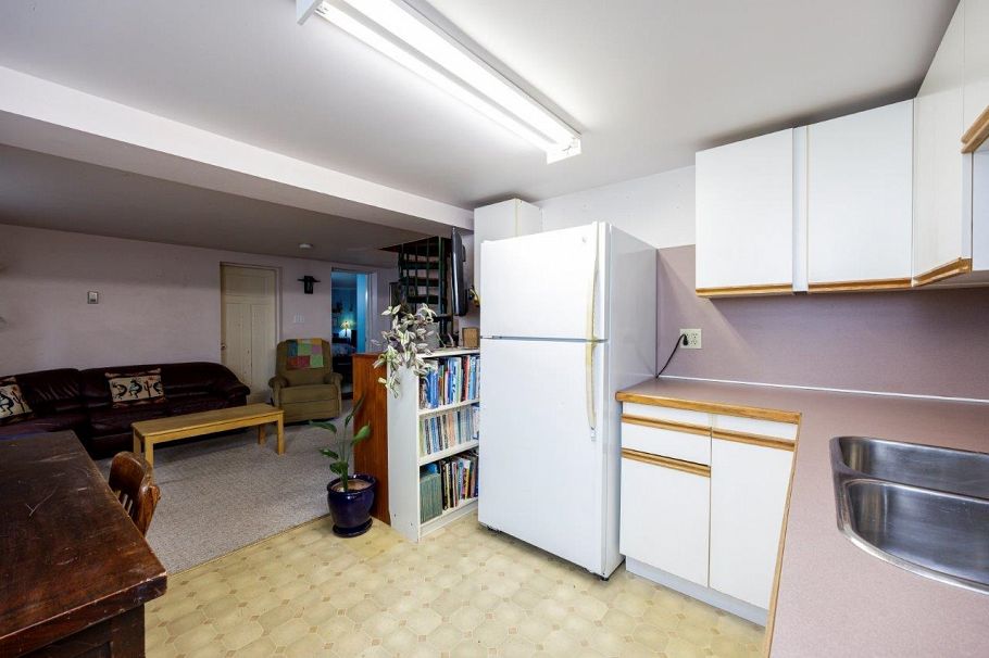 145 E Kings Road North Vancouver, BC - 26