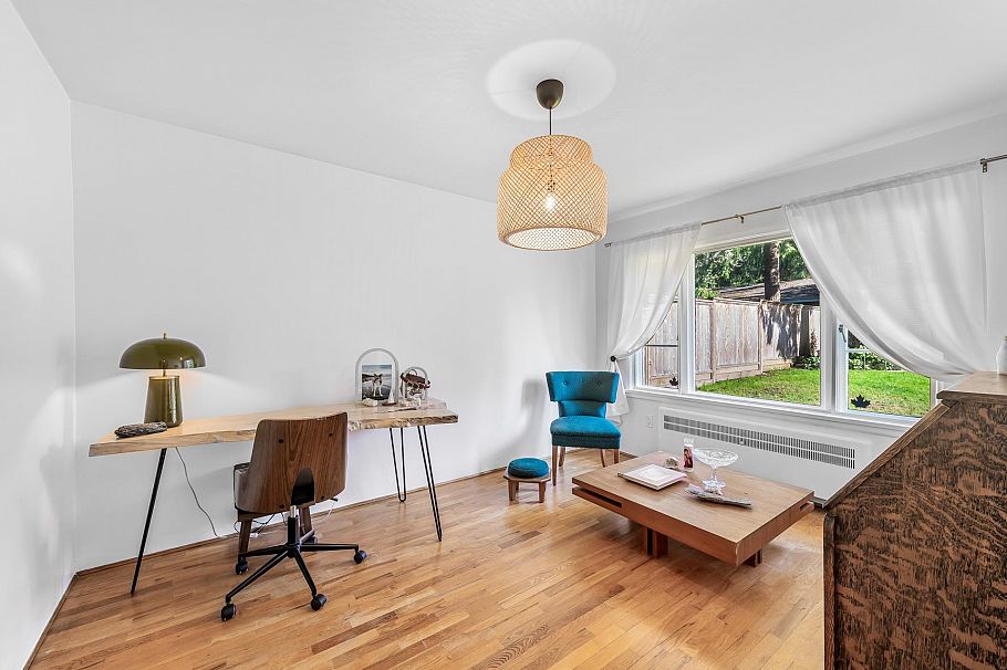 1335 W 22nd Street North Vancouver, BC - 23