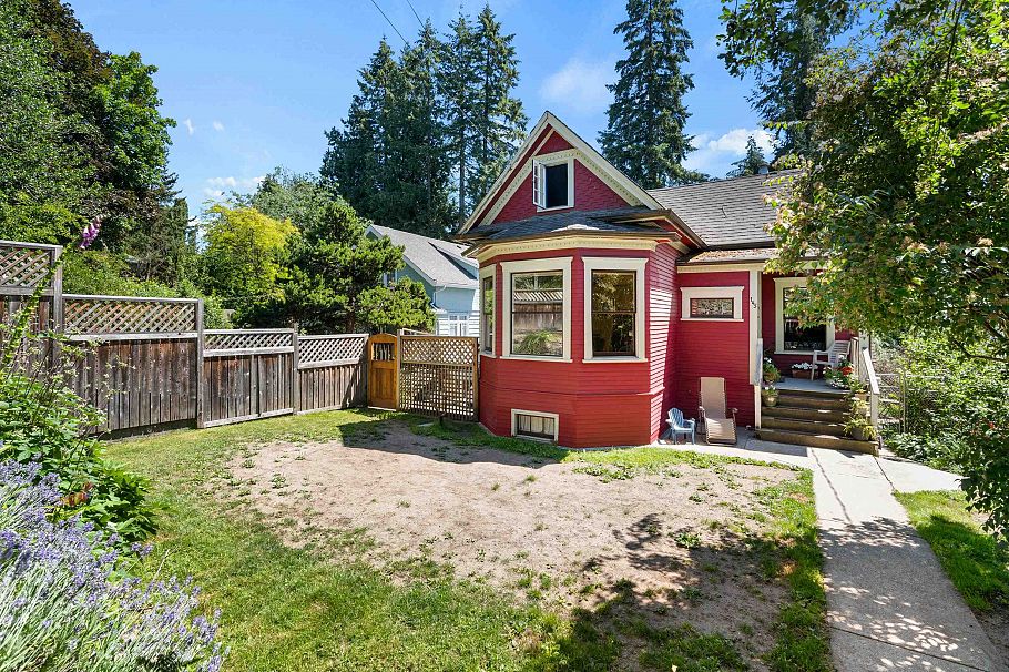 145 E Kings Road North Vancouver, BC - 2