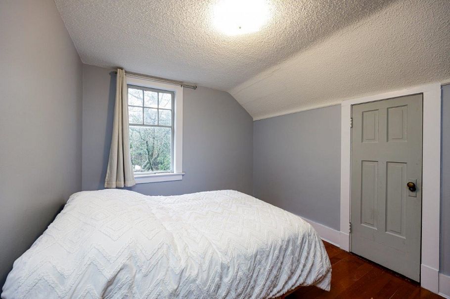 151 E Kings Road North Vancouver, BC - 17