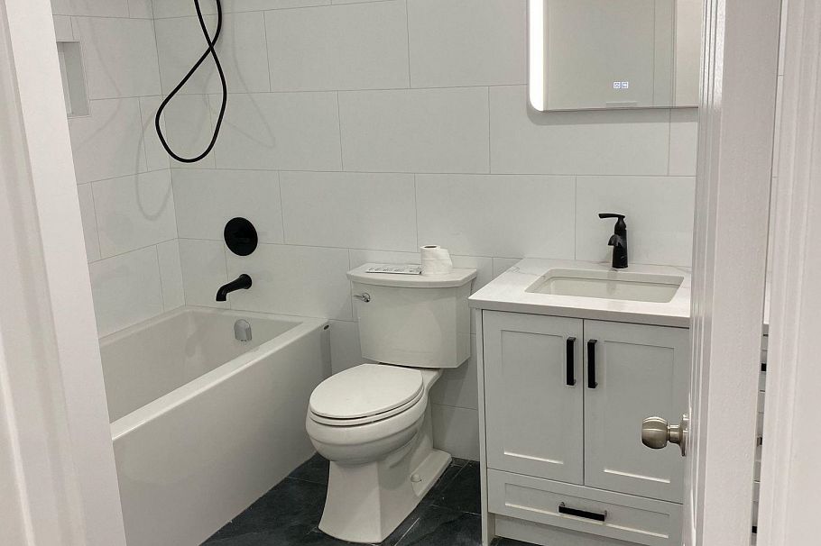 406 1515 E Broadway Vancouver, BC - 4