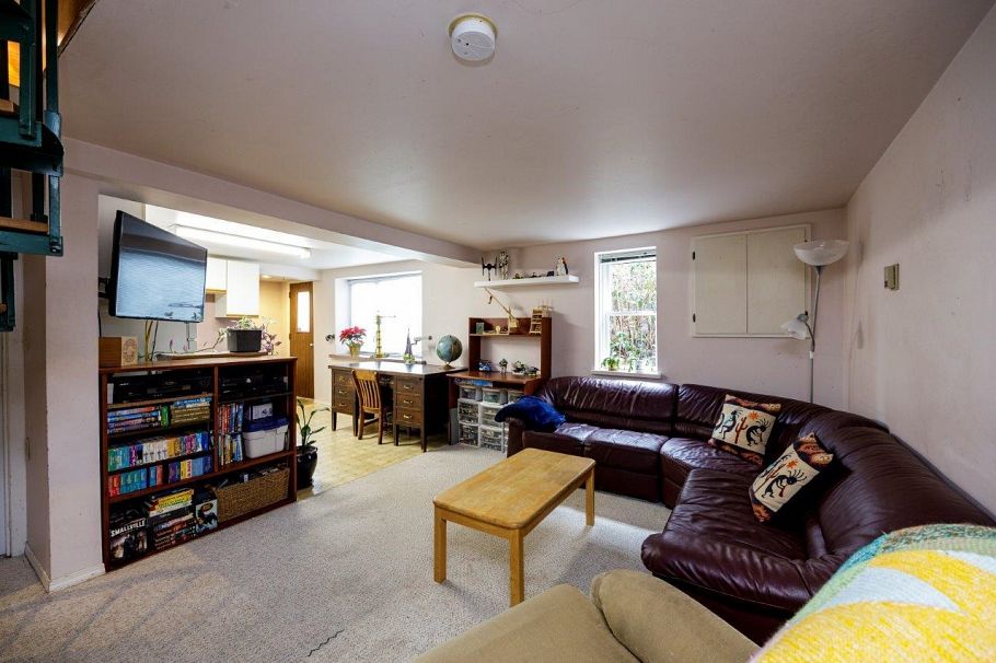 145 E Kings Road North Vancouver, BC - 25