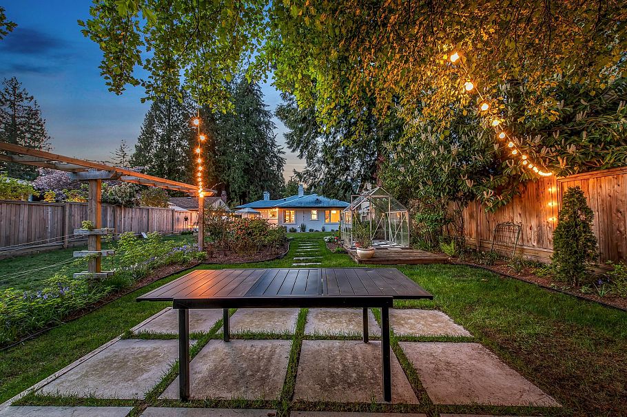 1335 W 22nd Street North Vancouver, BC - 32