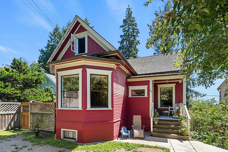 145 E Kings Road North Vancouver, BC - 1