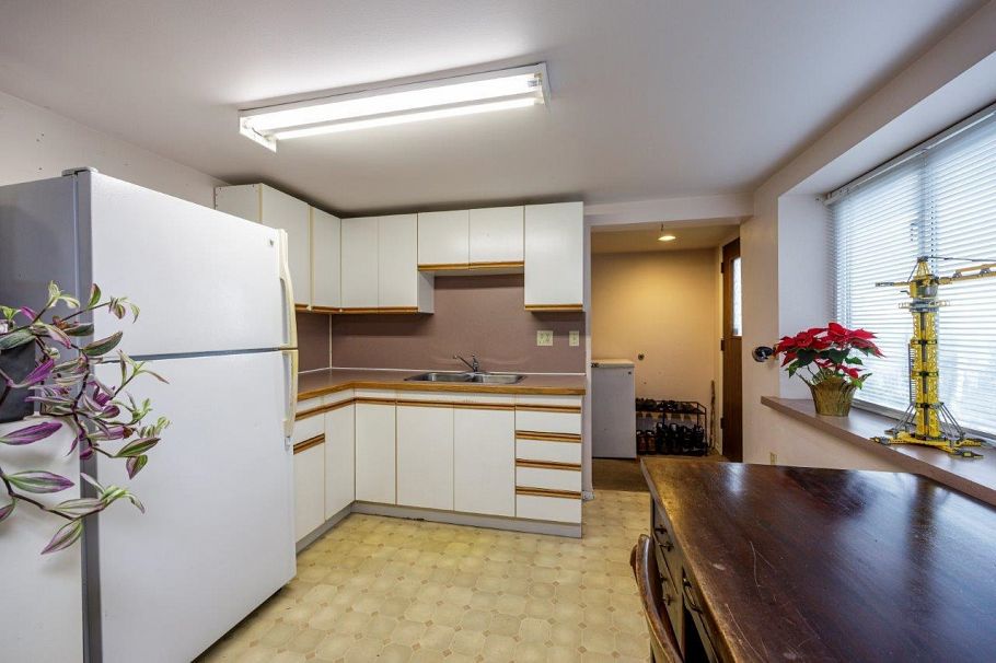 145 E Kings Road North Vancouver, BC - 27