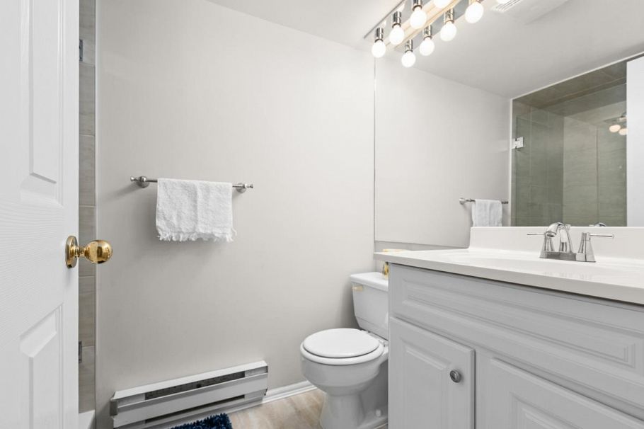 303 106 W Kings Road North Vancouver, BC - 12