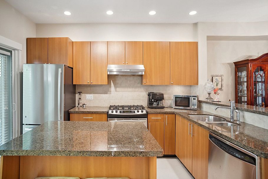 7411 Columbia Street Vancouver, BC - 15