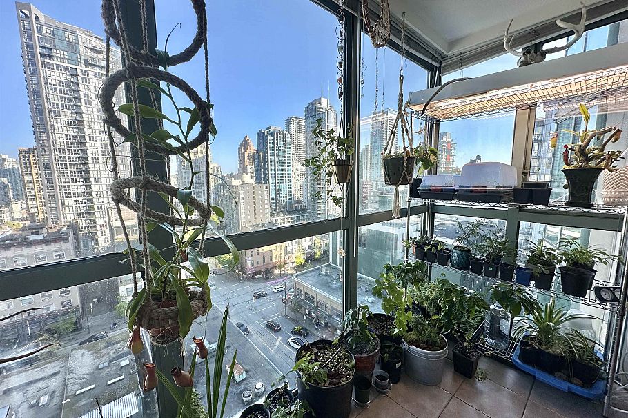 1205 1188 Howe Street Vancouver, BC - 2