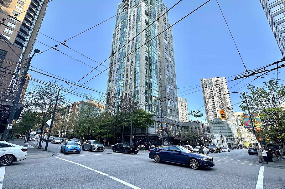1205 1188 Howe Street Vancouver, BC - 1