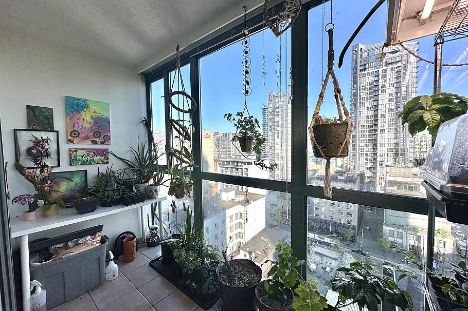 1205 1188 Howe Street Vancouver, BC - 3