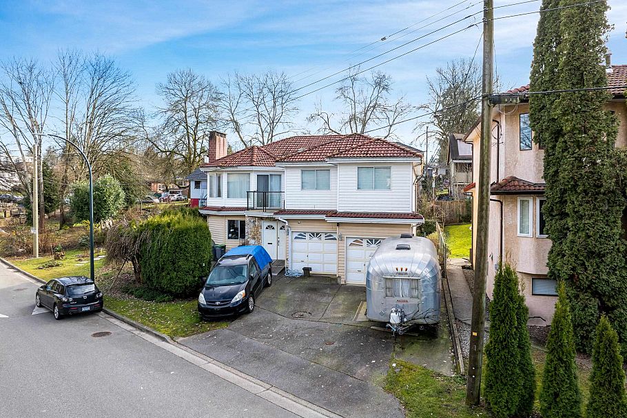 2256 Vanness Avenue Vancouver, BC - 1