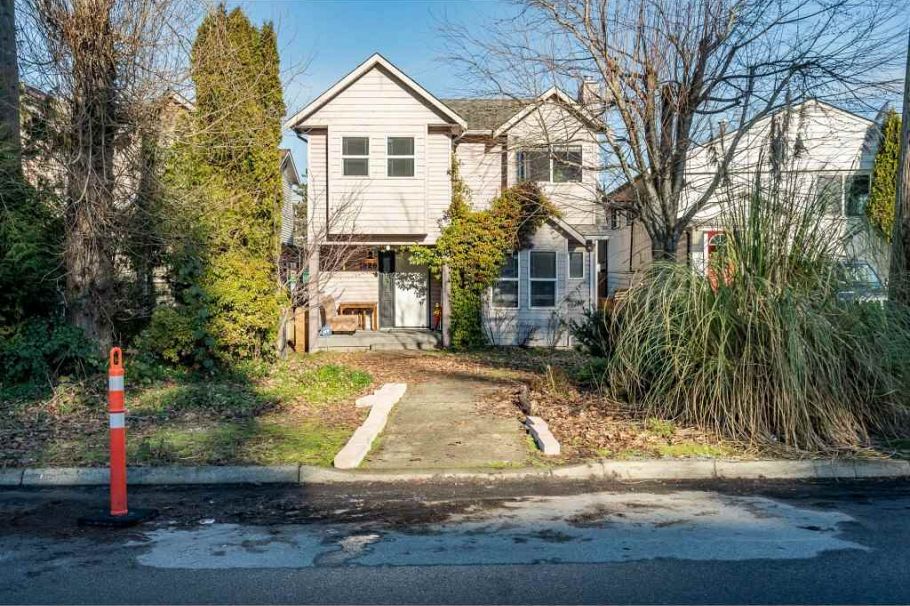 1528 Bond Street North Vancouver, BC - 2