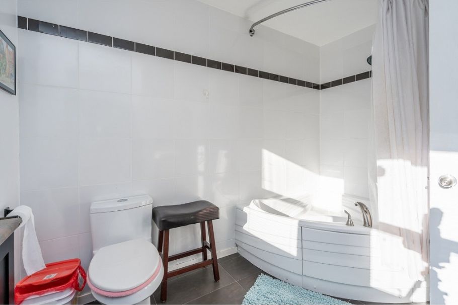 1528 Bond Street North Vancouver, BC - 22