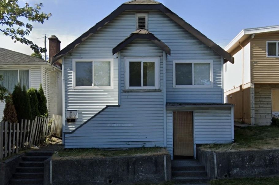 815 SE Marine Drive Vancouver, BC - 1