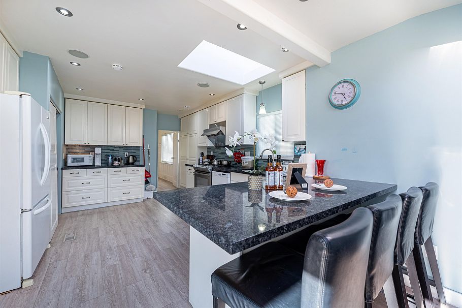 2085 W 45th Avenue Vancouver, BC - 14