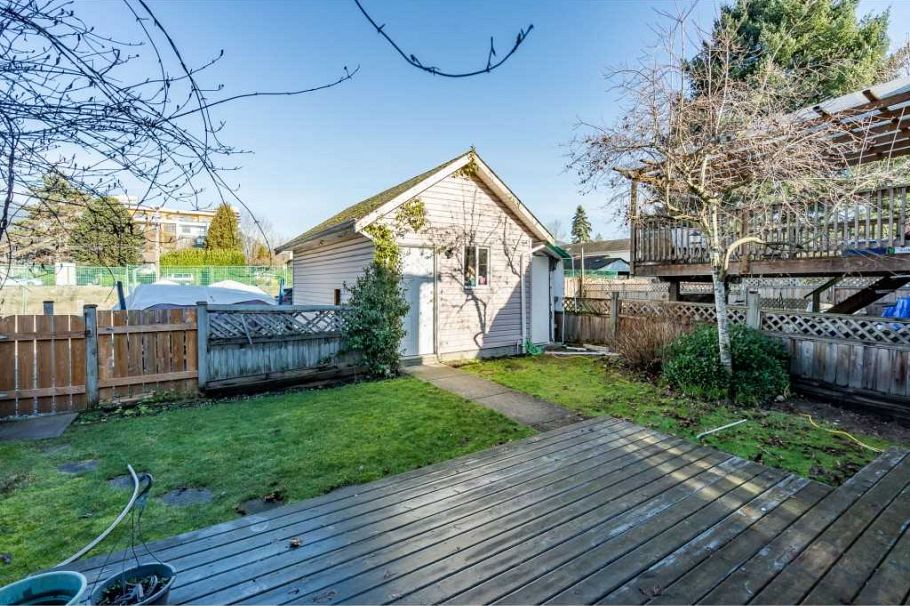 1528 Bond Street North Vancouver, BC - 25