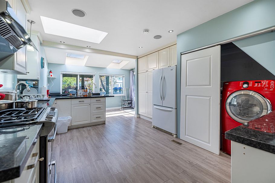 2085 W 45th Avenue Vancouver, BC - 9