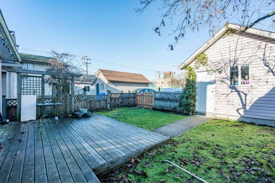 1528 Bond Street North Vancouver, BC - 24