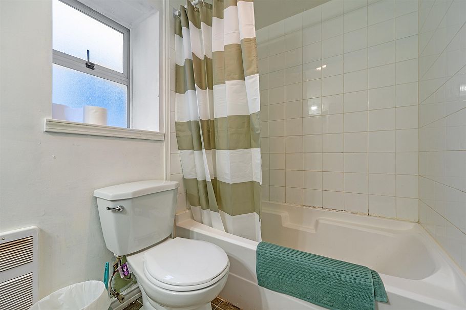 2085 W 45th Avenue Vancouver, BC - 32