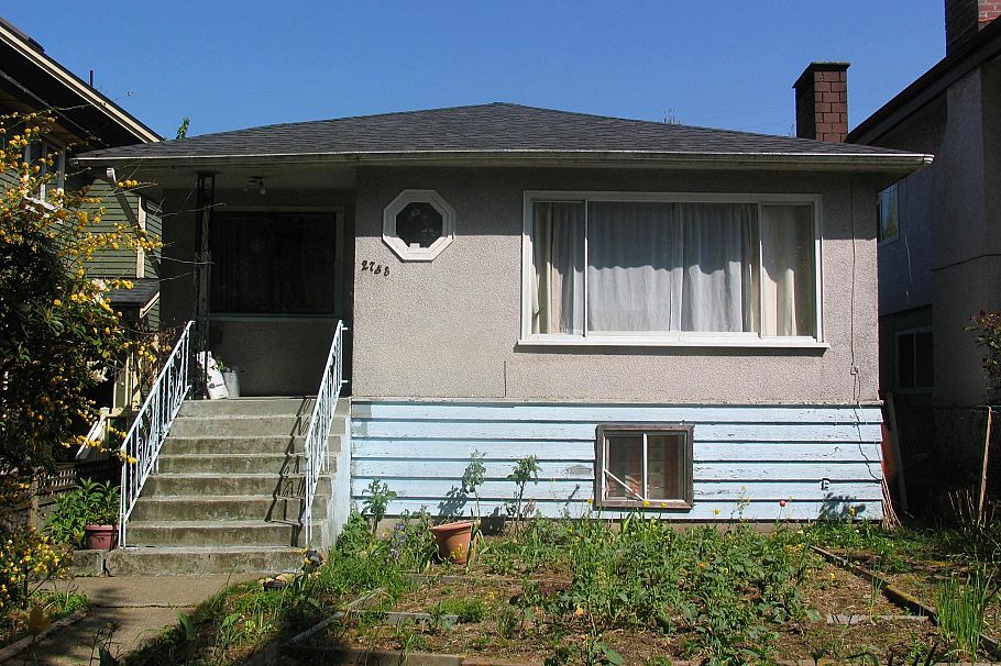 2733 E 28th Avenue Vancouver, BC - 1